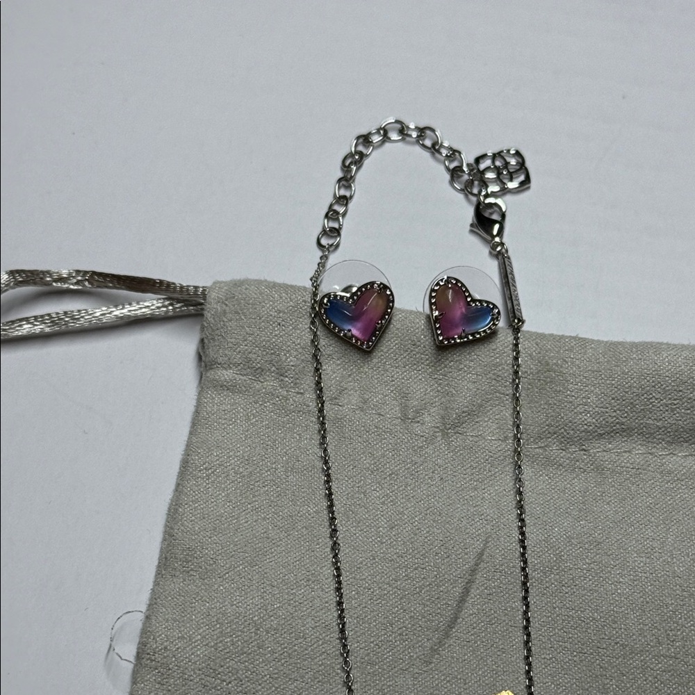 Kendra Scott Ari Heart Necklace and Earrings in Dichronic glass - Picture 2 of 5